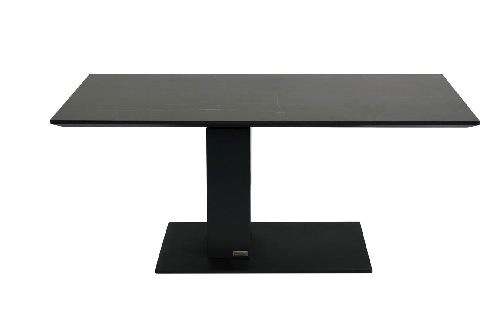 Moderner schwarzer Couchtisch mit rechteckiger Tischplatte und zentralem Standfuß, seitliche Perspektive.