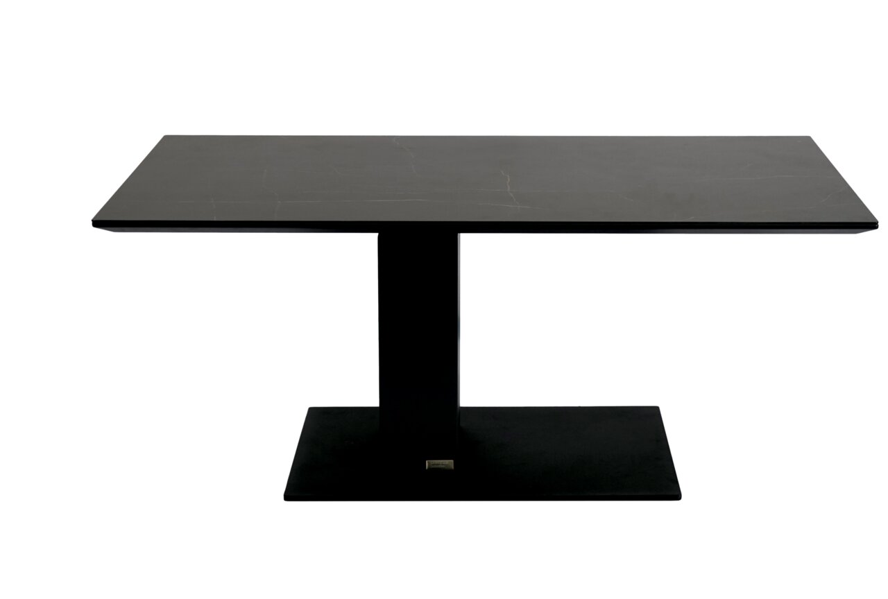 Moderne zwarte salontafel met rechthoekig tafelblad en centrale poot, gezien vanaf de zijkant.