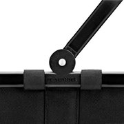 Detailaufnahme aus frontaler Nahansicht: schwarzer Reisenthel-Tragegriff mit Gelenk und Stoffschlaufen an einer schwarzen Tasche/Korb vor weißem Hintergrund.