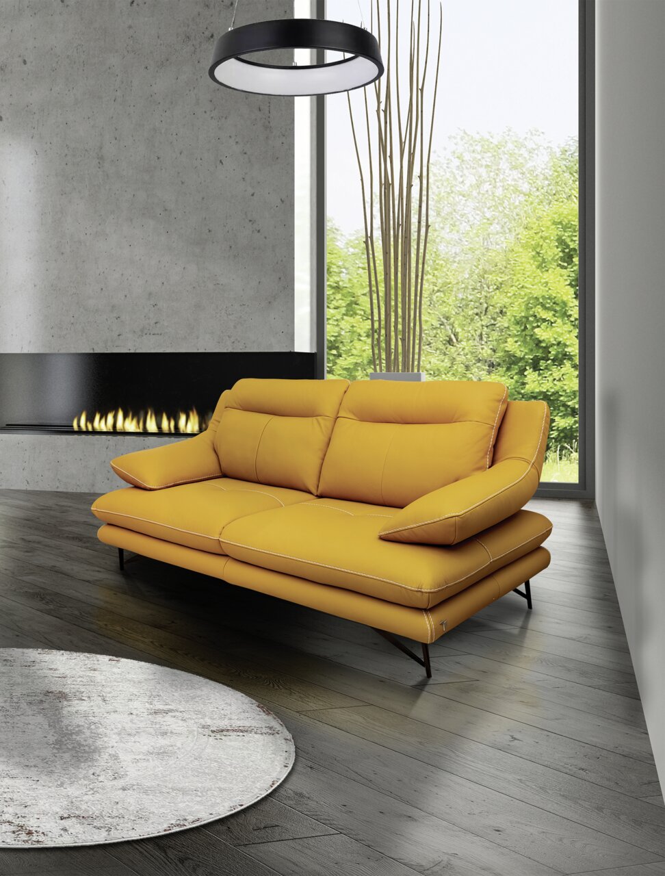 Gelbes 2,5-Sitzer-Sofa in modernem Wohnzimmer, seitliche Perspektive, mit Kamin und großem Fenster im Hintergrund.