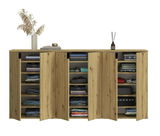 Garderobenkombination aus Holz mit geöffneter Frontansicht, zeigt mehrere Fächer mit gefalteter Kleidung und Dekorationen auf der Oberseite.