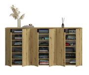 Garderobenkombination aus Holz mit geöffneter Frontansicht, zeigt mehrere Fächer mit gefalteter Kleidung und Dekorationen auf der Oberseite.