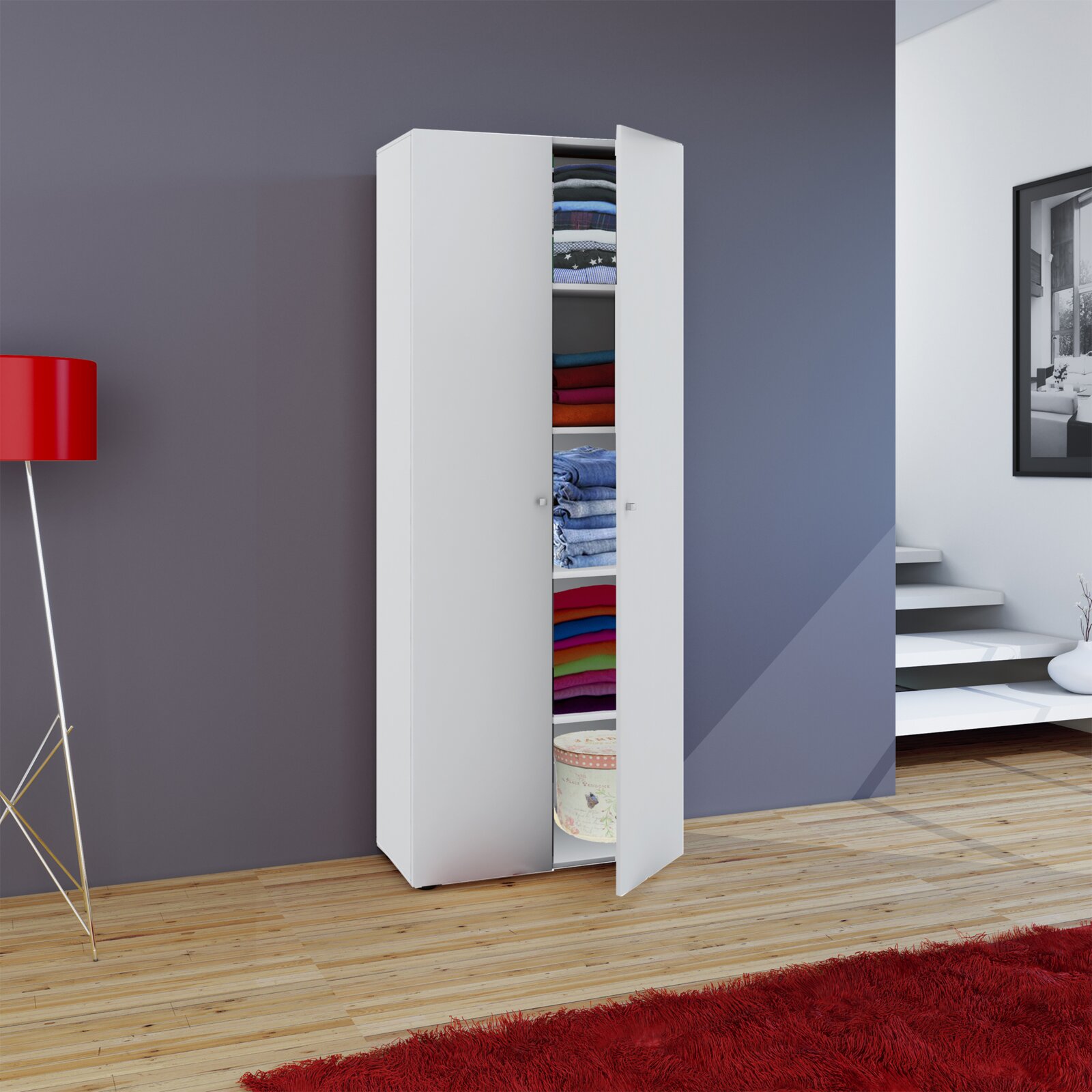 Weißer, schmaler Kleiderschrank mit zwei Türen, leicht geöffnet und mit gefalteter Kleidung auf Regalböden, gezeigt in frontaler Perspektive mit leichtem Blick von links in einem modernen Raum.
