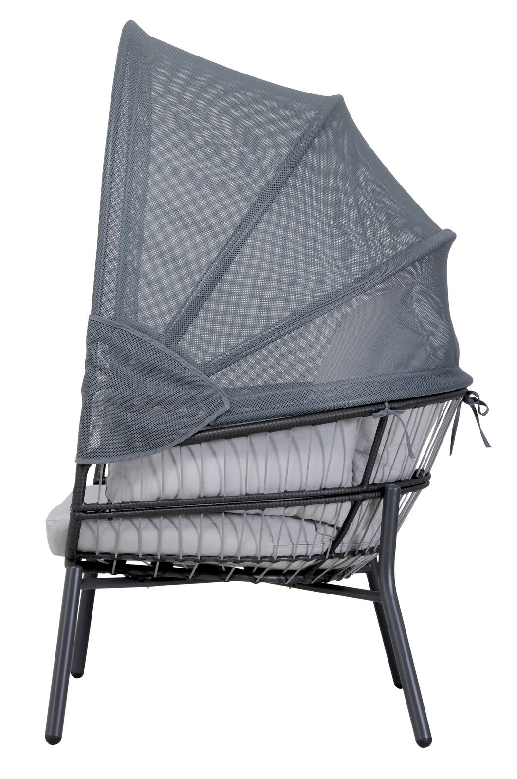 Seitenansicht eines modernen Loungesessels mit grauem Netzgewebe und Kissen.