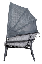 Seitenansicht eines modernen Loungesessels mit grauem Netzgewebe und Kissen.