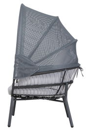 Seitenansicht eines modernen Loungesessels mit grauem Netzgewebe und Kissen.