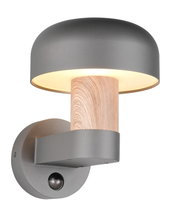 Moderne LED-Außenwandleuchte mit grauem Schirm und Holzdetails, seitliche Perspektive