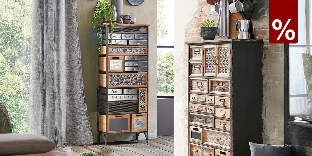 Vintage-Wohnzimmer mit zwei hohen Schränken aus Holz und Metall, vielen kleinen Schubladen und dekorativen Accessoires