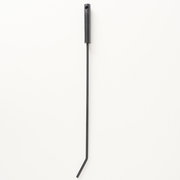 Schwarzer Kaminbesteck-Stab mit gebogenem Ende, von oben betrachtet.