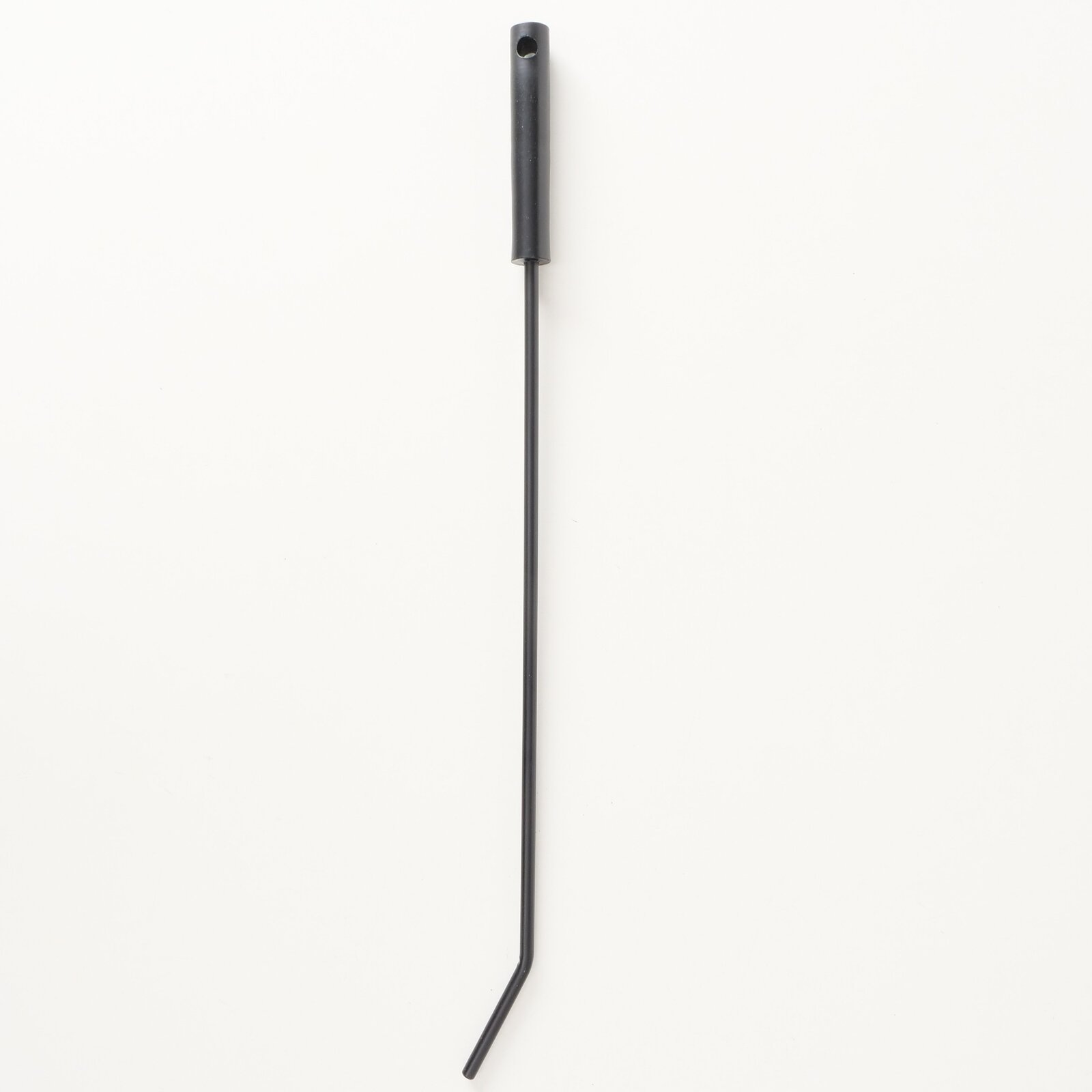 Schwarzer Kaminbesteck-Stab mit gebogenem Ende, von oben betrachtet.