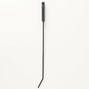 Schwarzer Kaminbesteck-Stab mit gebogenem Ende, von oben betrachtet.