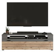 Frontale Ansicht eines modernen Lowboards mit grauer Oberfläche und Holzoptik, dekoriert mit Pflanzen und Elektronikgeräten.