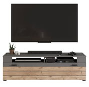 Frontale Ansicht eines modernen Lowboards mit grauer Oberfläche und Holzoptik, dekoriert mit Pflanzen und Elektronikgeräten.