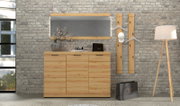 Moderne Garderoben-Kombination aus hellem Holz mit Sideboard, Wandspiegel und zwei Wandpaneelen mit Haken und Kleiderbügeln vor grauer Ziegelwand, frontal aus Augenhöhe fotografiert