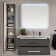 Moderne badkamercombinatie met verlichte spiegel, wastafel en opbergruimte, gezien vanaf de voorkant.