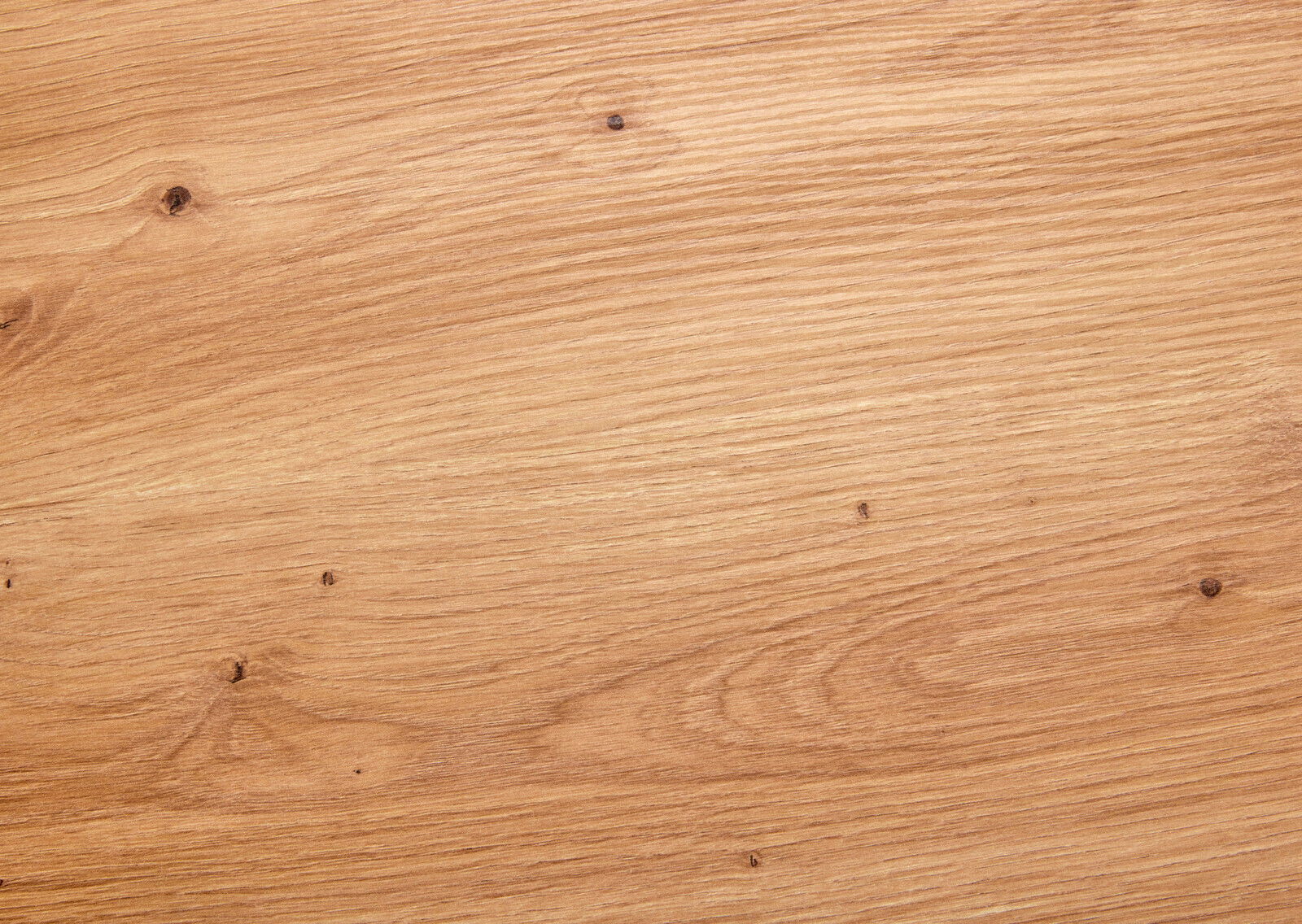 Nahaufnahme einer Holzoberfläche mit natürlicher Maserung und Astlöchern, aus der Vogelperspektive betrachtet.