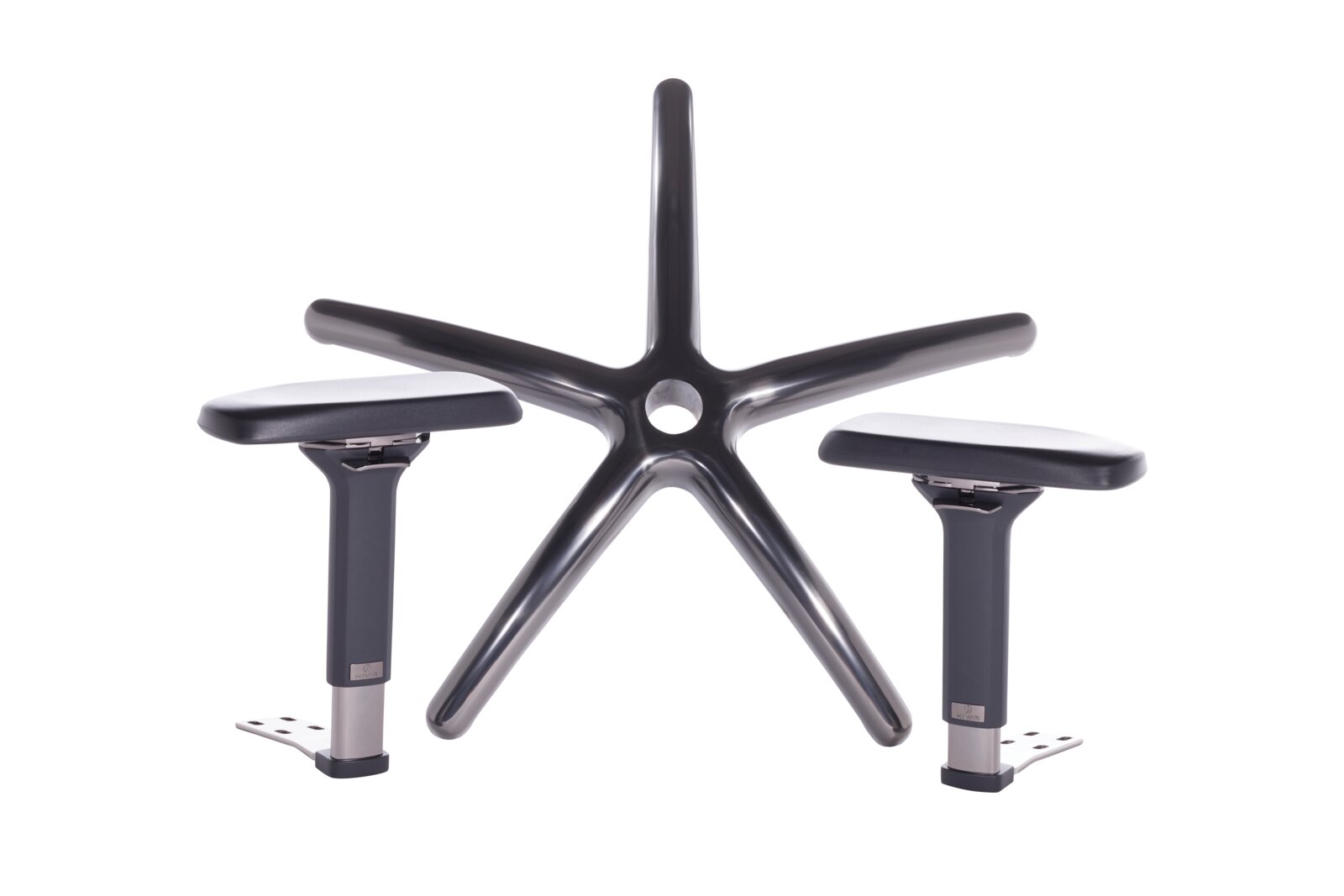 Perspektive von vorne auf die Basis und Armlehnen eines Gaming Stuhls.