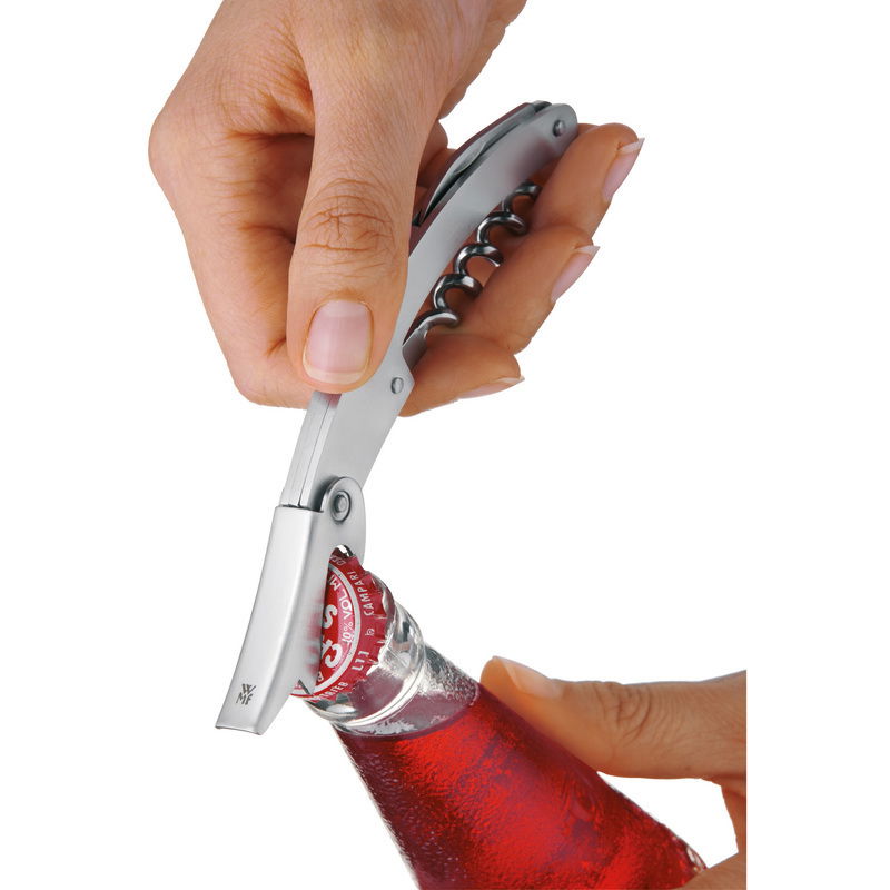 Kellnermesser C&M in der Hand, öffnet eine Flasche aus der Seitenperspektive