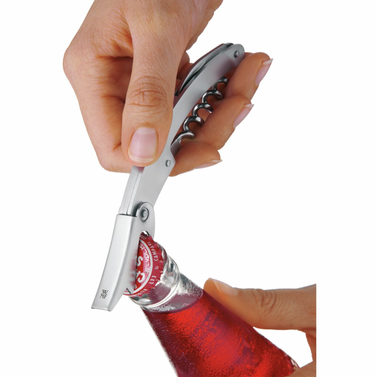 Kellnermesser C&M in der Hand, öffnet eine Flasche aus der Seitenperspektive