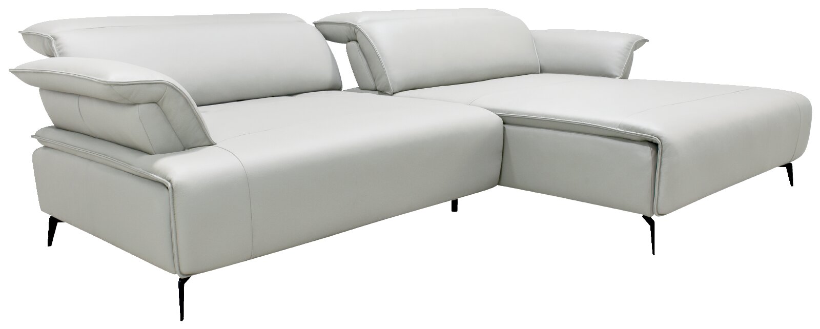 Lichtgrijze leren hoekbank met chaise longue, verstelbare hoofdsteunen en slanke zwarte poten, schuin van voren gezien