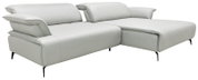 Lichtgrijze leren hoekbank met chaise longue, verstelbare hoofdsteunen en slanke zwarte poten, schuin van voren gezien