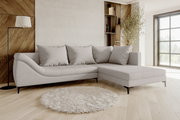 Graues Ecksofa mit Ottomane rechts in modernem Wohnzimmer, seitliche Perspektive