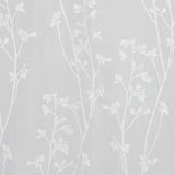 Nahaufnahme eines weißen Schlaufenschals mit floralen Mustern auf transparentem Stoff.