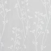 Nahaufnahme eines weißen Schlaufenschals mit floralen Mustern auf transparentem Stoff.