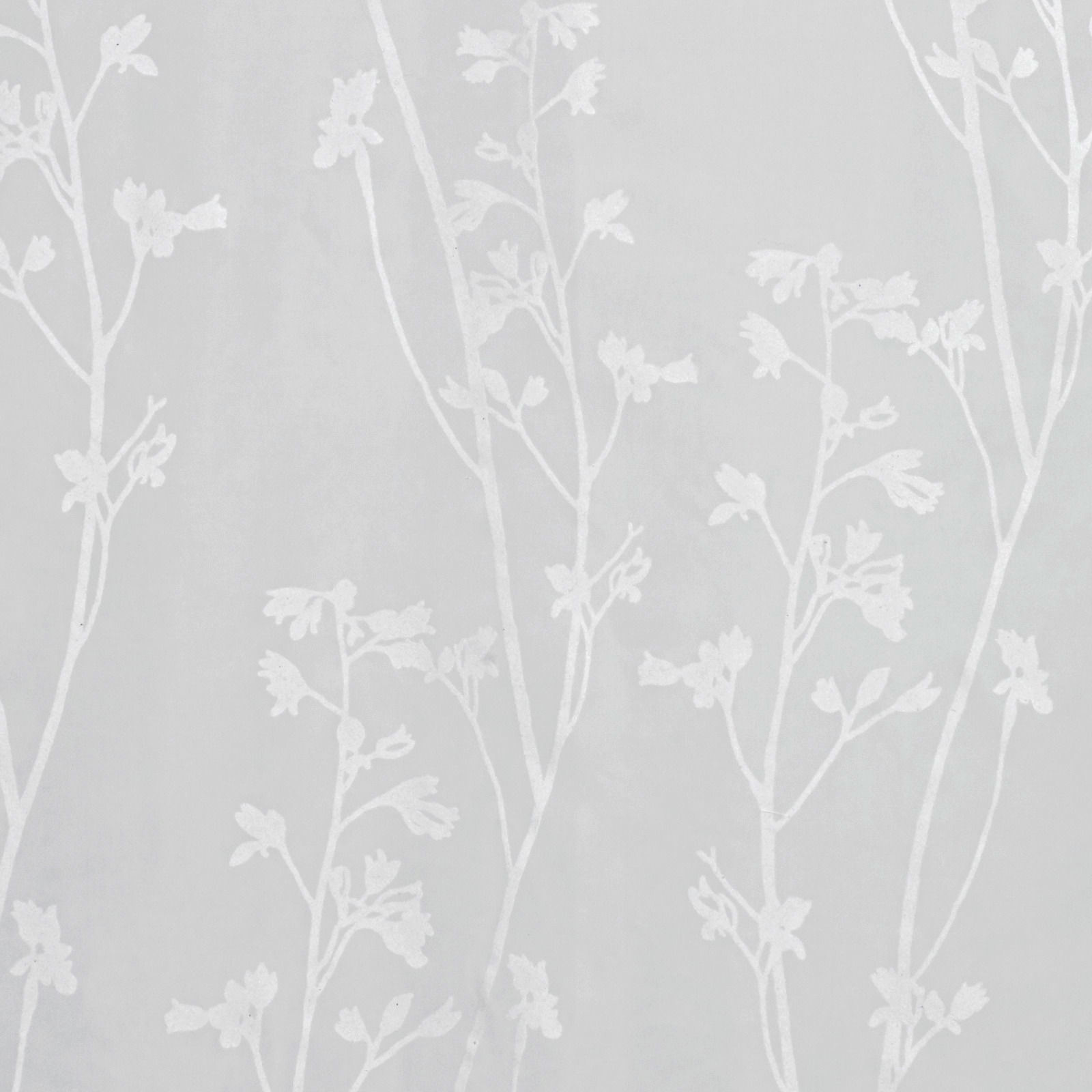 Nahaufnahme eines weißen Schlaufenschals mit floralen Mustern auf transparentem Stoff.