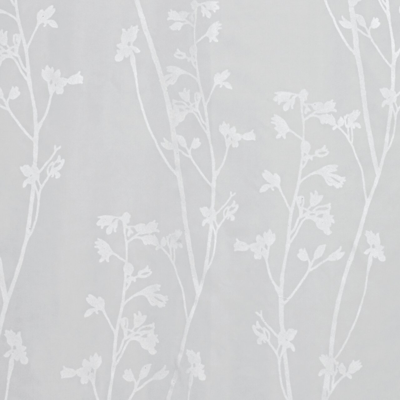 Nahaufnahme eines weißen Schlaufenschals mit floralen Mustern auf transparentem Stoff.