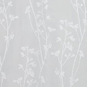 Nahaufnahme eines weißen Schlaufenschals mit floralen Mustern auf transparentem Stoff.