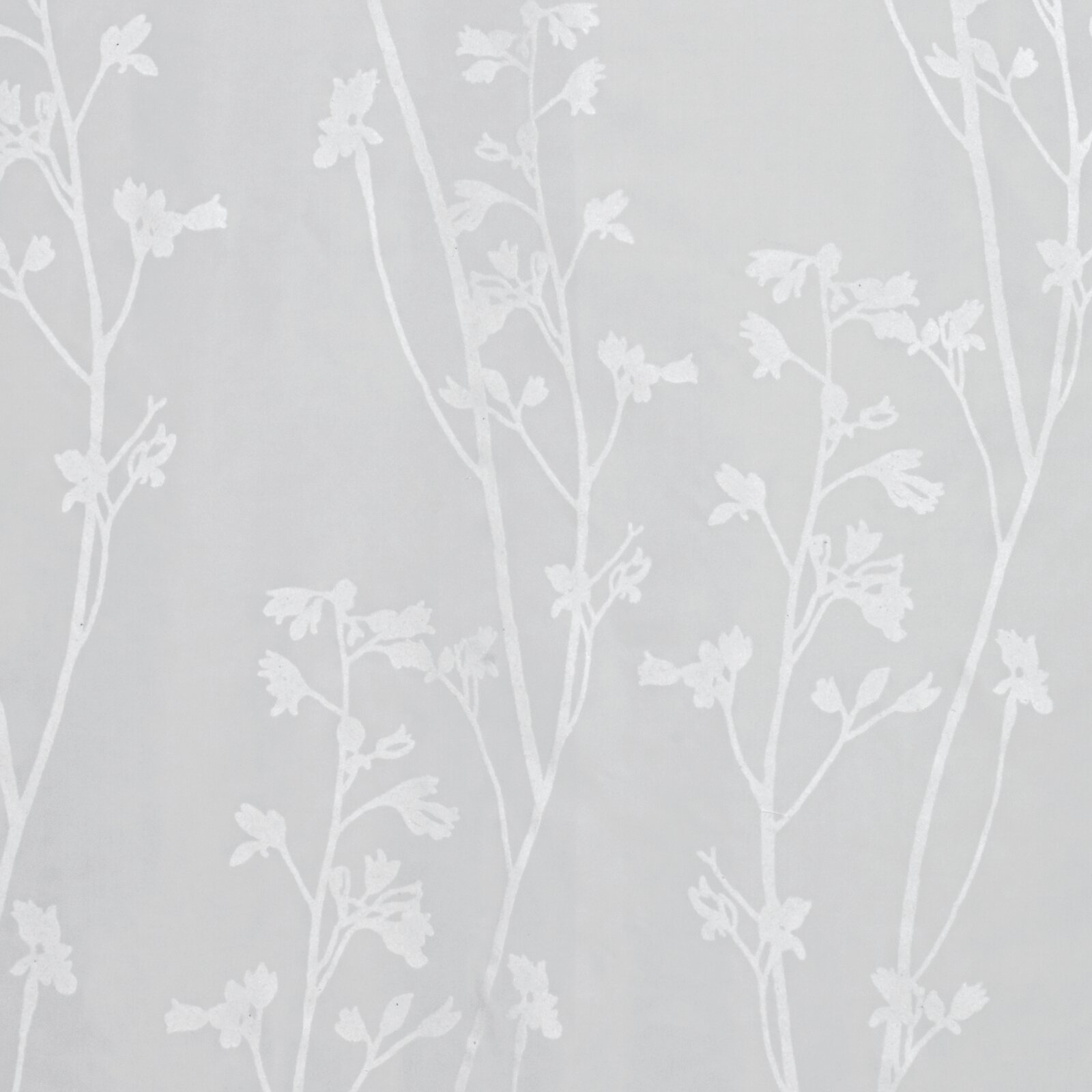 Nahaufnahme eines weißen Schlaufenschals mit floralen Mustern auf transparentem Stoff.