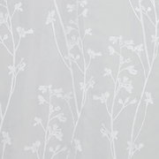 Nahaufnahme eines weißen Schlaufenschals mit floralen Mustern auf transparentem Stoff.