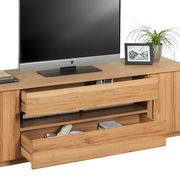 TV-Lowboard aus Holz mit zwei offenen Schubladen, darauf ein Fernseher, ein Bilderrahmen und eine Pflanze, Perspektive von vorne.