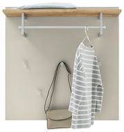 Garderobenpaneel in Frontalansicht mit Holzablage, Kleiderstange und Haken, an denen ein gestreiftes Oberteil und eine Tasche hängen.