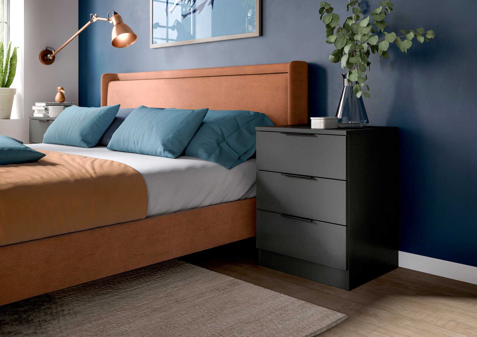 Schwarzer Nachttisch mit drei Schubladen neben einem gepolsterten Bett in einem modernen Schlafzimmer, seitliche Perspektive von vorn rechts