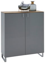 Moderner grauer Schuhschrank mit Holzplatte, dekoriert mit einer Vase und einer Schale, Frontalansicht