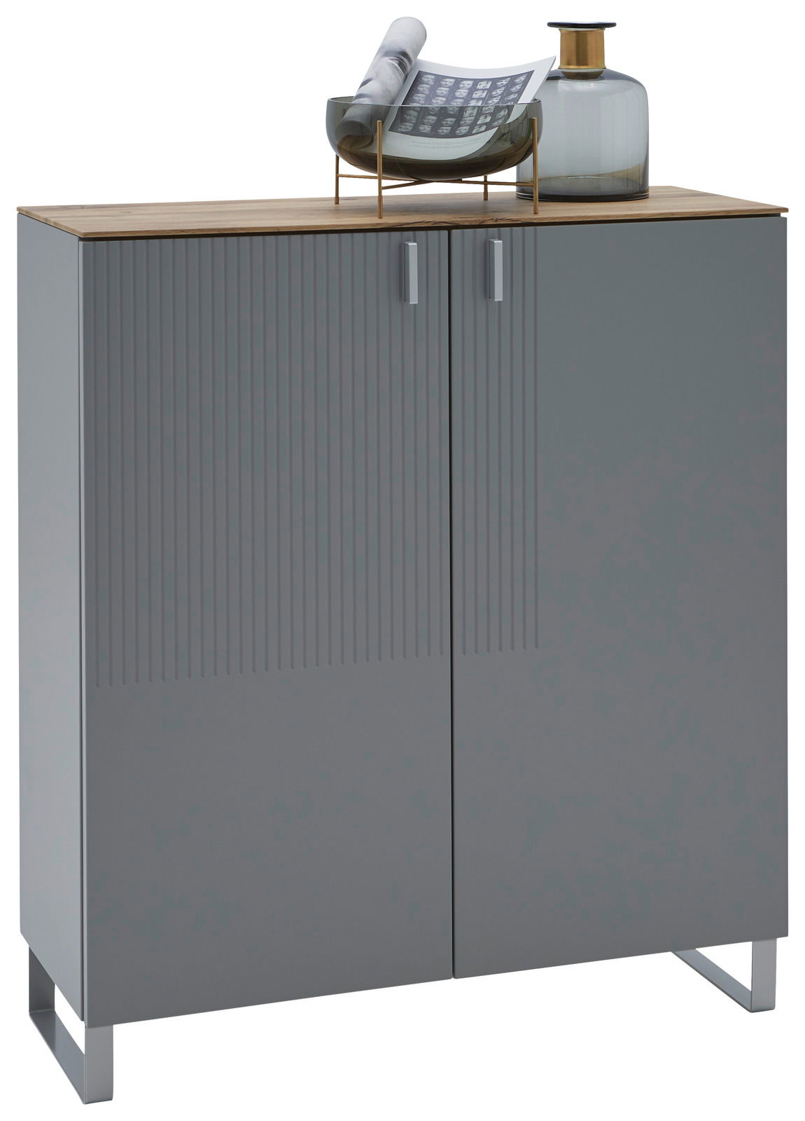 Moderner grauer Schuhschrank mit Holzplatte, dekoriert mit einer Vase und einer Schale, Frontalansicht