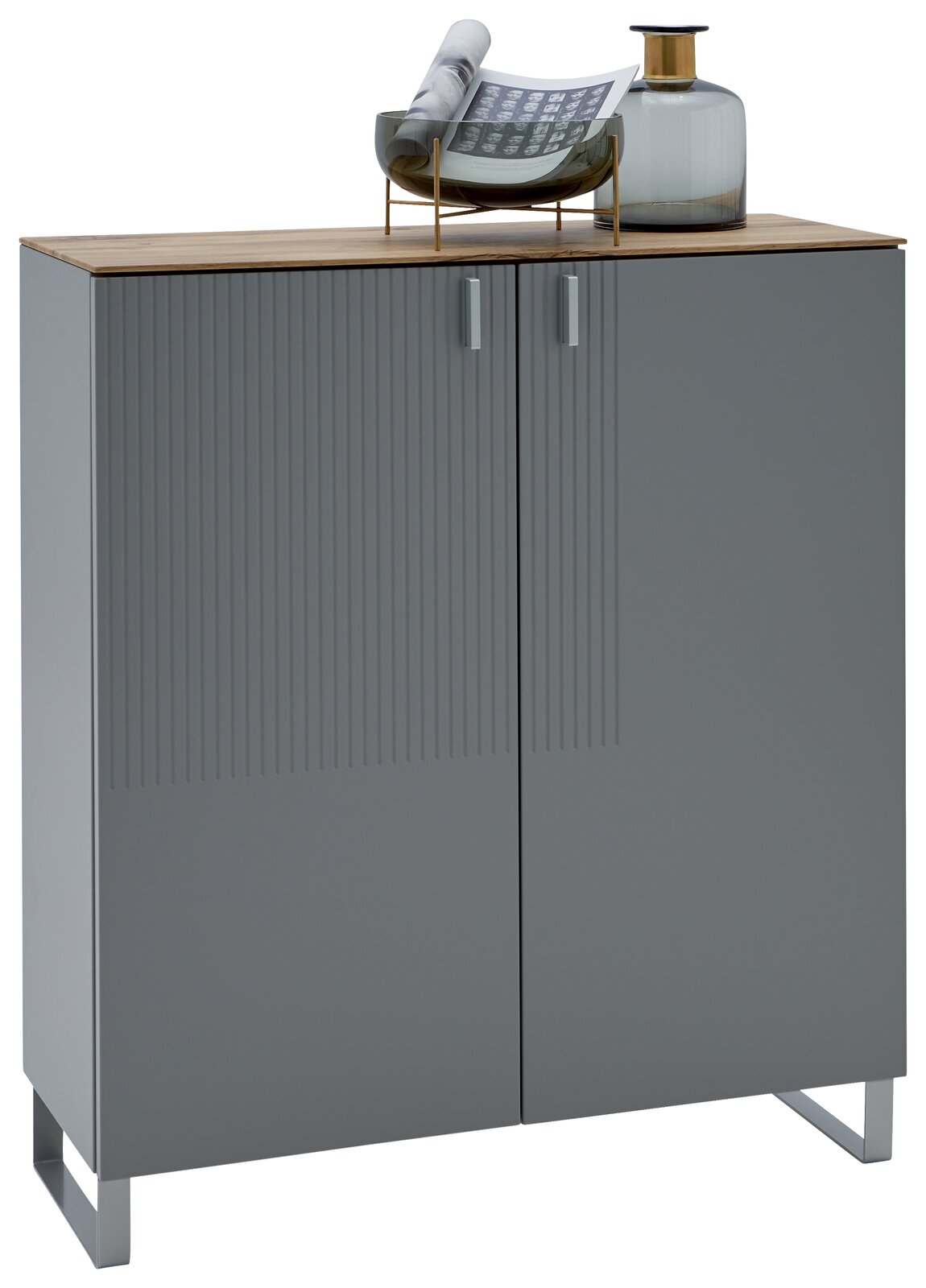 Moderner grauer Schuhschrank mit Holzplatte, dekoriert mit einer Vase und einer Schale, Frontalansicht