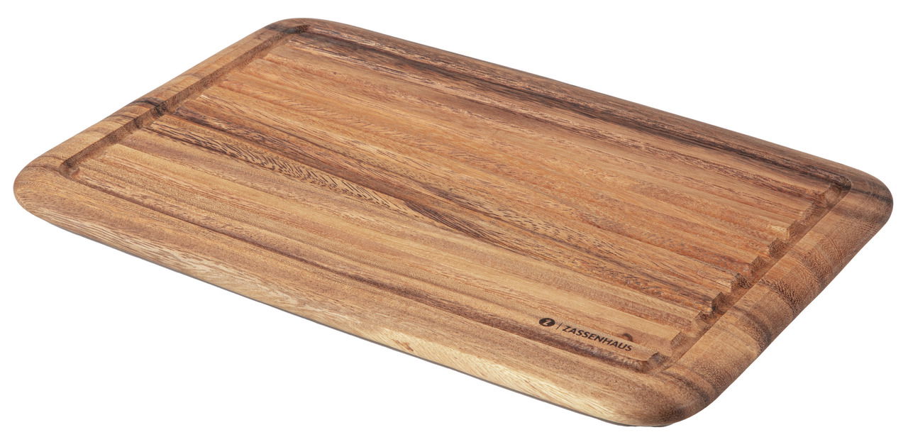 Tranchierbrett aus Akazienholz, rechteckig mit Saftrille, aus seitlicher Perspektive fotografiert.