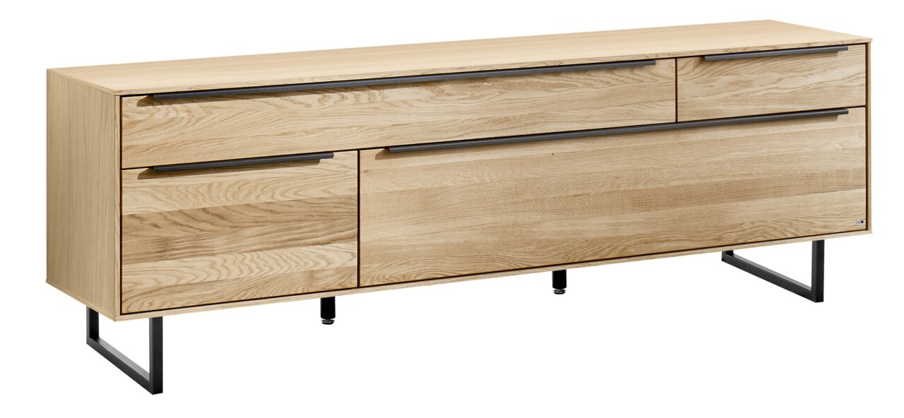 Großes TV-Lowboard aus hellem Holz mit schwarzen Metallbeinen, seitliche Perspektive