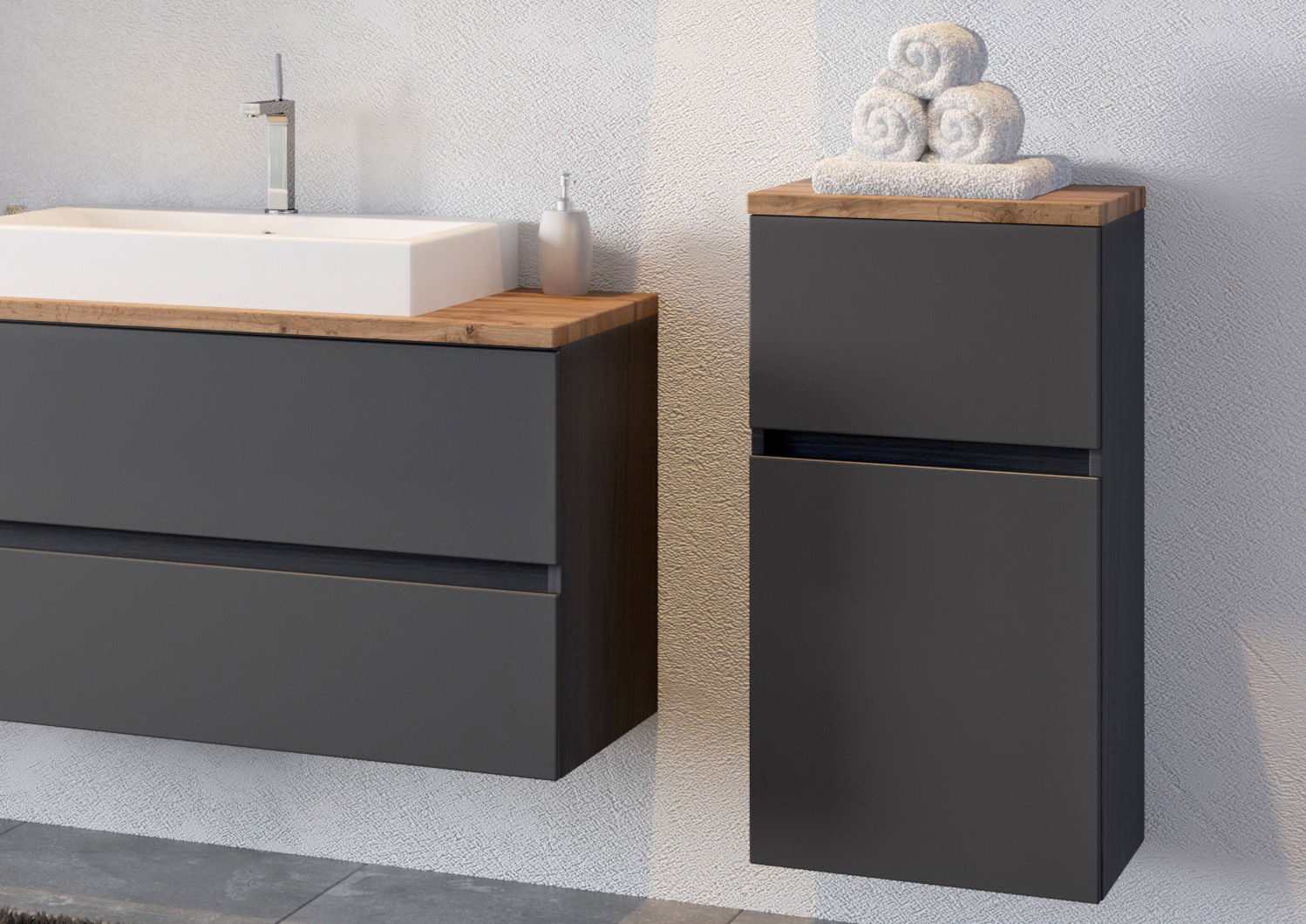 Moderner Unterschrank in dunklem Grau mit Holzoberfläche, seitliche Perspektive, dekoriert mit Handtüchern.