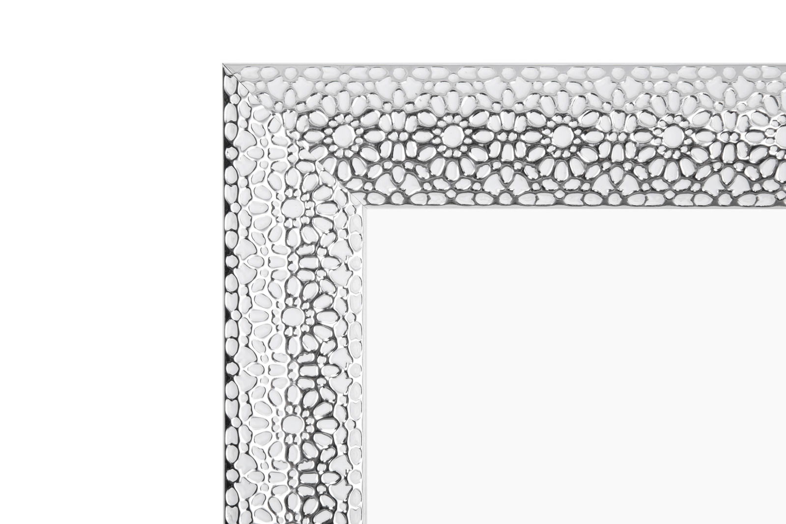 Nahaufnahme eines dekorativen Spiegelrahmens mit strukturierter, silberner Oberfläche, perspektivisch von der Ecke aus gesehen.
