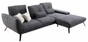 Graues Ecksofa mit Rillenstruktur, zwei weißen und zwei grauen Kissen, seitliche Perspektive