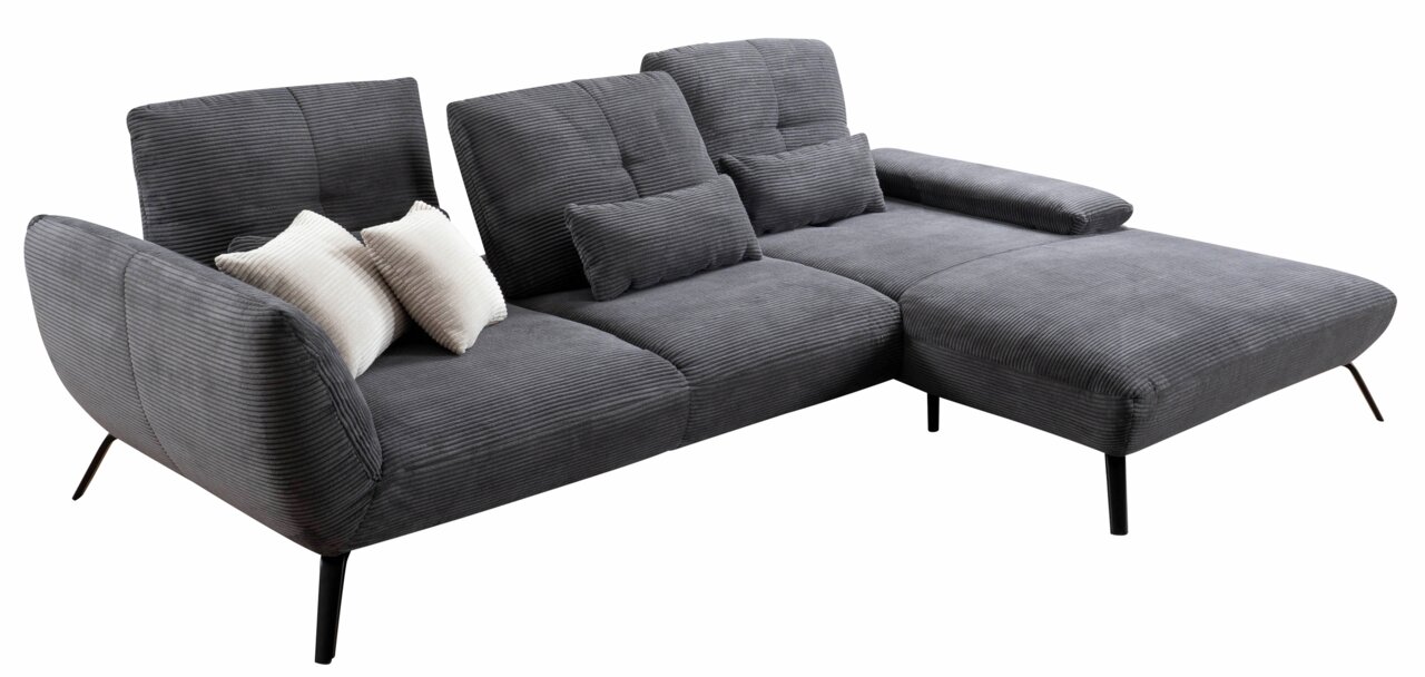 StepOne Ecksofa NEWPORT PLUS Graues Ecksofa mit Rillenstruktur, zwei weißen und zwei grauen Kissen, seitliche Perspektive