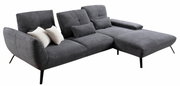 Graues Ecksofa mit Rillenstruktur, zwei weißen und zwei grauen Kissen, seitliche Perspektive