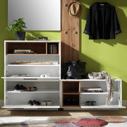 Kompakt-Garderobe mit Schuhregalen, Hakenleiste und Spiegel, frontal fotografiert. Enthält Dekorationen wie Pflanzen, Bücher und Kleidung.