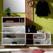 Kompakt-Garderobe mit Schuhregalen, Hakenleiste und Spiegel, frontal fotografiert. Enthält Dekorationen wie Pflanzen, Bücher und Kleidung.