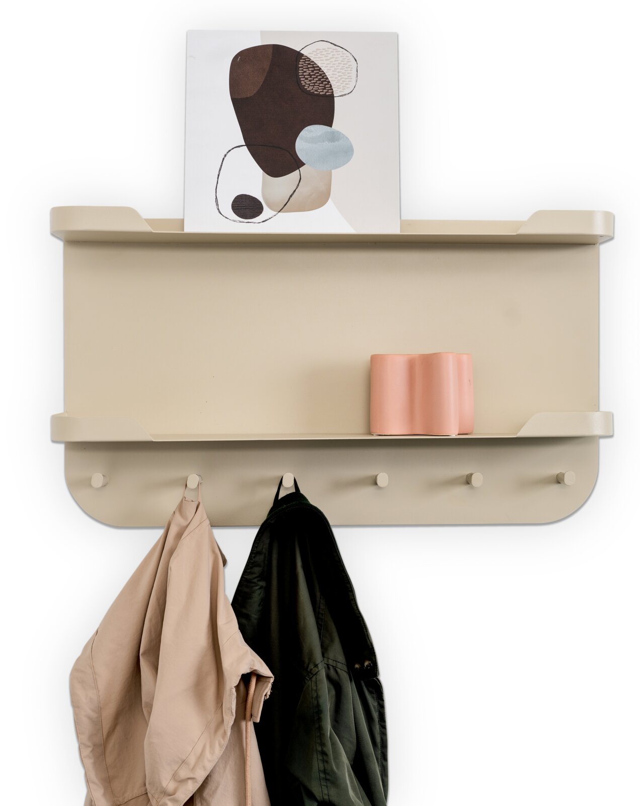 Wandgarderobe in Beige mit Ablagefläche, Haken und dekorativen Elementen, frontal fotografiert.