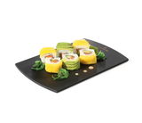 Schwarzes Frühstücksbrett 26x17cm mit Sushi und grüner Dekoration, seitliche Perspektive